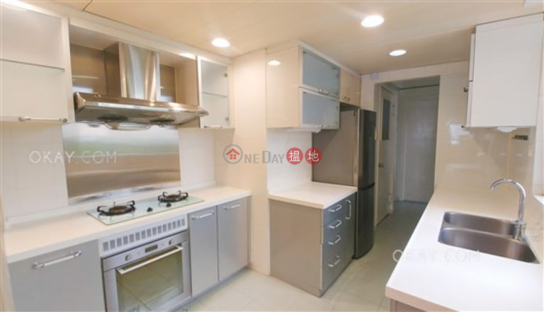 Luxurious 3 bed on high floor with sea views & parking | For Sale