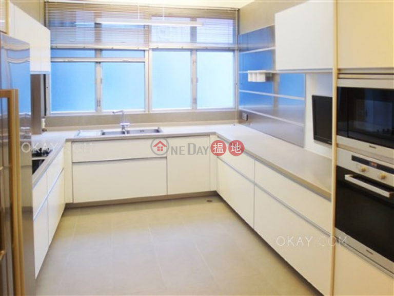 Nicely kept 3 bedroom with parking | For Sale