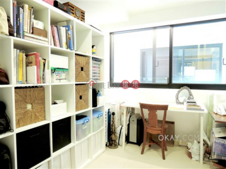 Lovely 2 bedroom with parking | For Sale