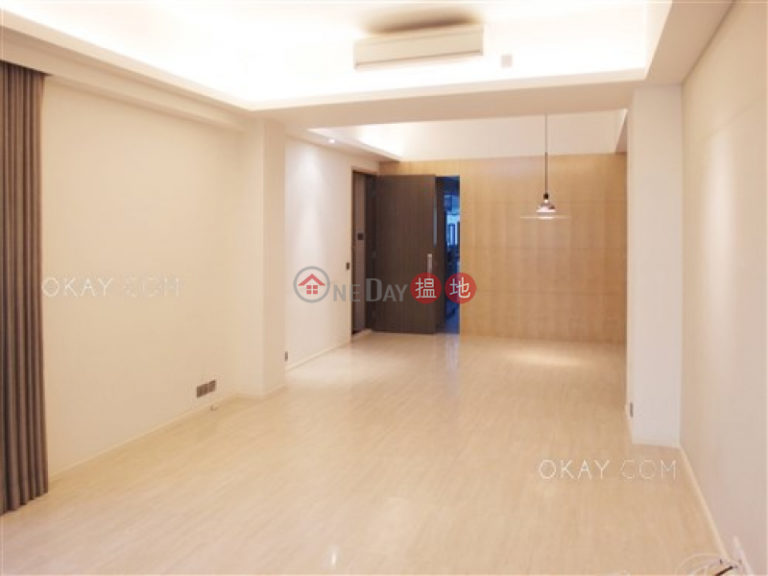 Nicely kept 3 bedroom with parking | For Sale