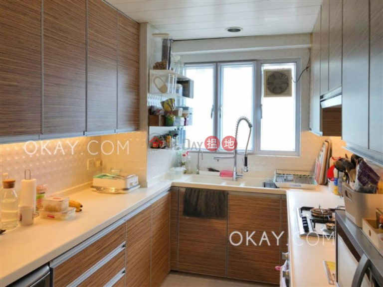 Tasteful 3 bedroom with sea views & parking | Rental