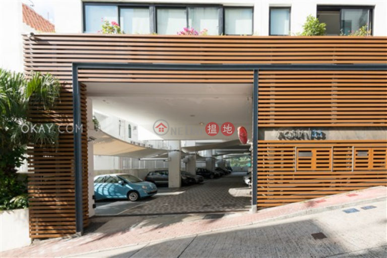 Lovely 2 bedroom with parking | For Sale