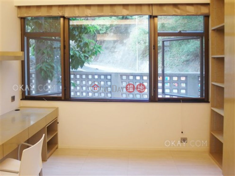 Nicely kept 3 bedroom with parking | For Sale