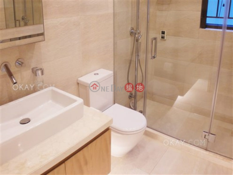 Nicely kept 3 bedroom with parking | For Sale