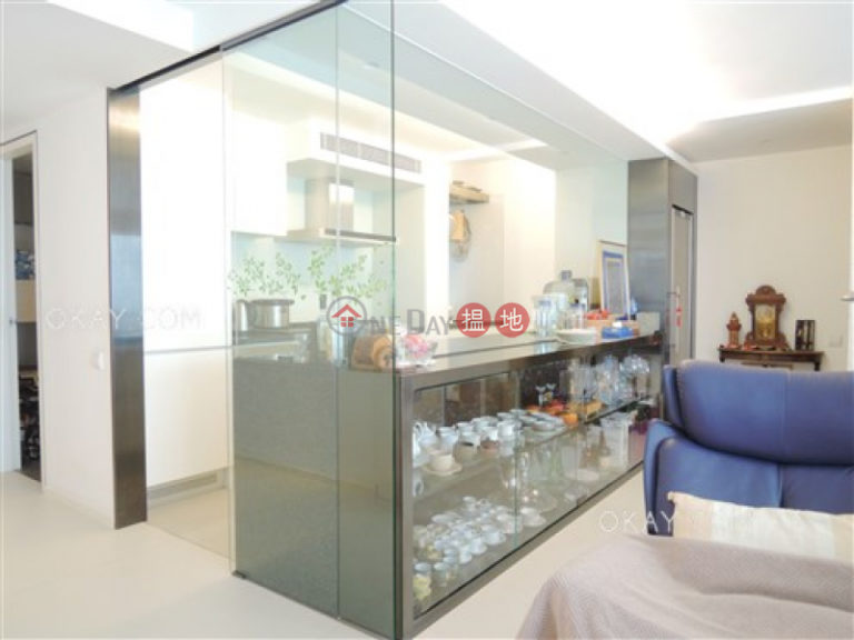 Lovely 2 bedroom with parking | For Sale