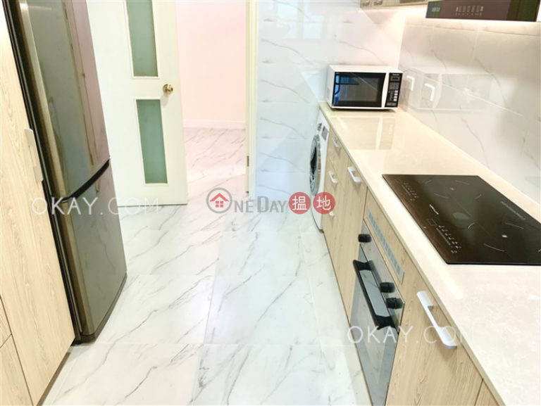 Gorgeous 3 bedroom with balcony & parking | Rental