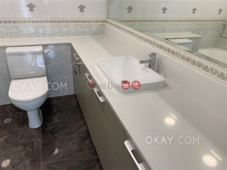 Gorgeous 3 bedroom with balcony & parking | Rental