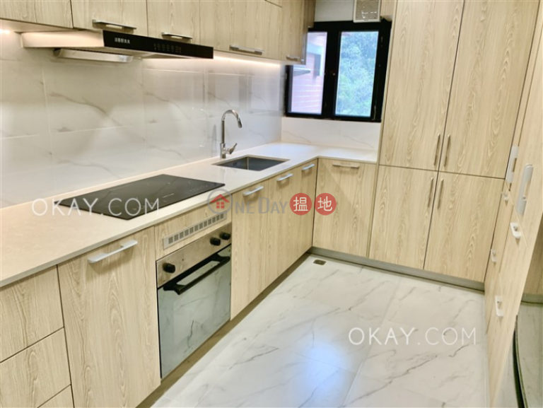 Gorgeous 3 bedroom with balcony & parking | Rental