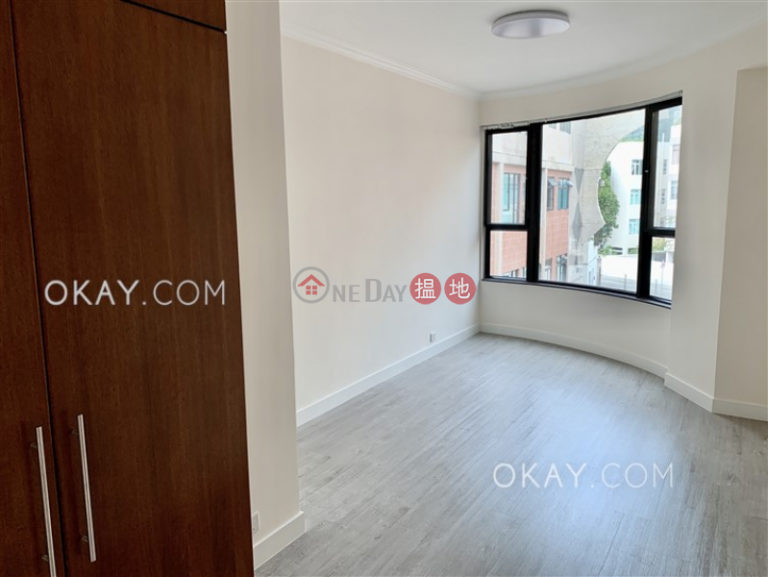 Gorgeous 3 bedroom with balcony & parking | Rental