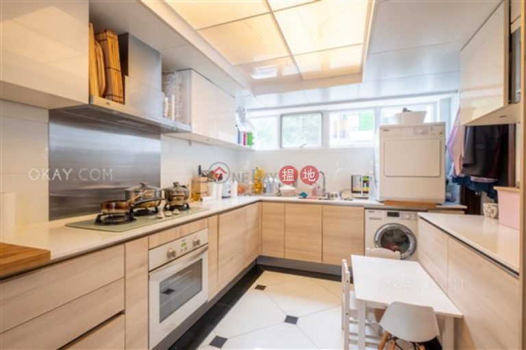 Beautiful 3 bedroom with balcony & parking | Rental