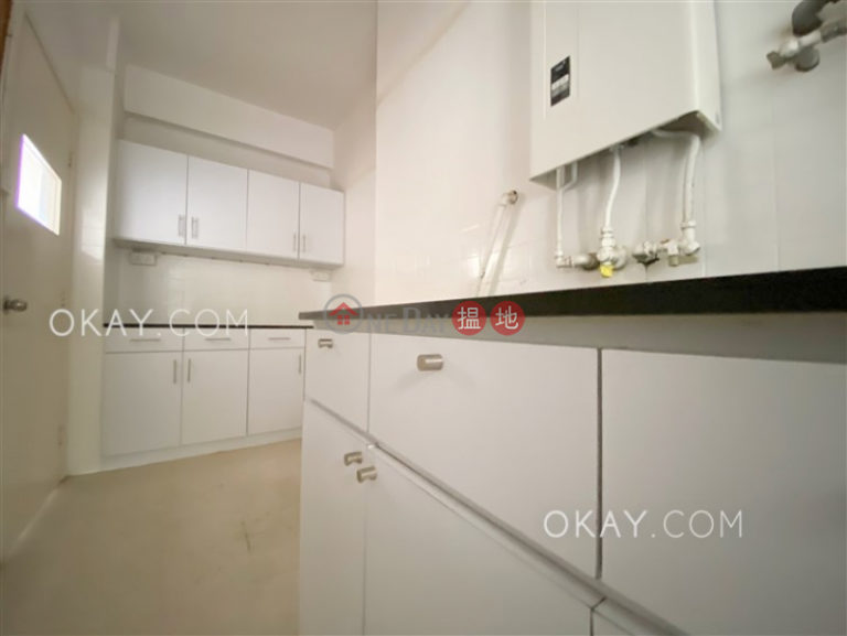 Nicely kept 3 bedroom with balcony & parking | Rental