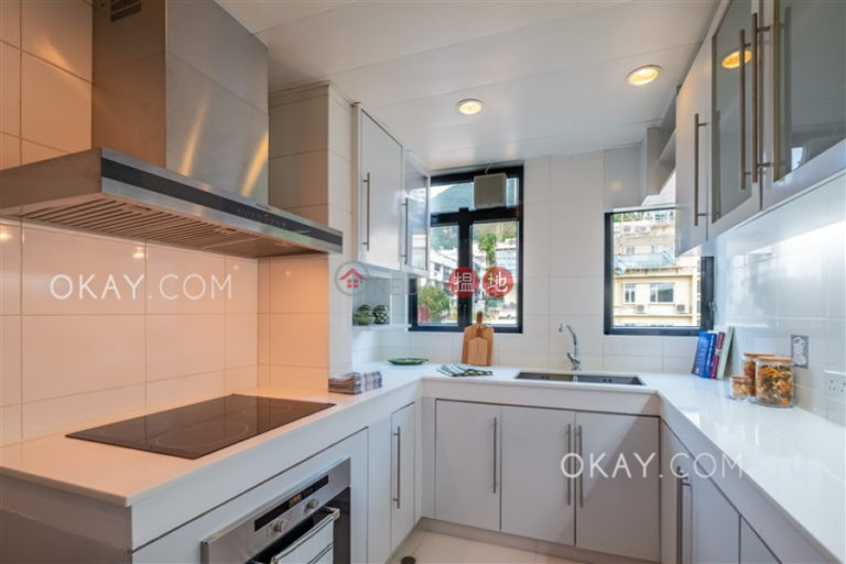 Charming penthouse with rooftop & parking | For Sale