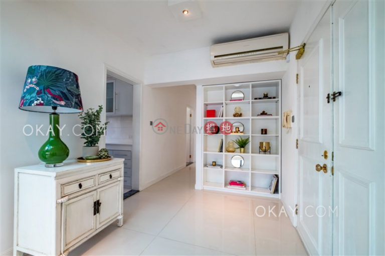 Charming penthouse with rooftop & parking | For Sale