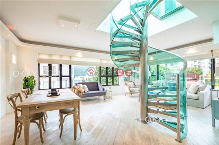 Charming penthouse with rooftop & parking | For Sale