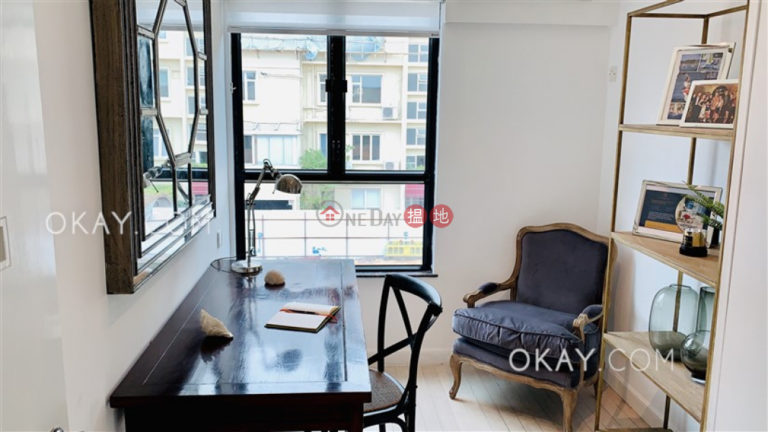 Charming penthouse with rooftop & parking | For Sale