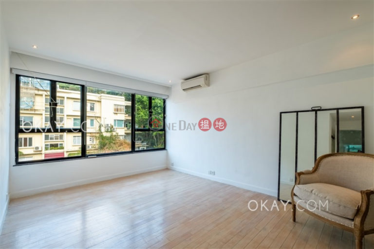 Charming penthouse with rooftop & parking | For Sale