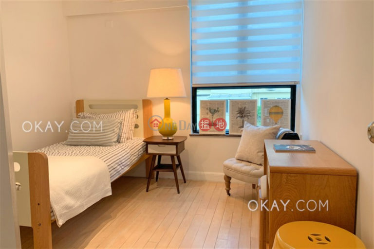 Charming penthouse with rooftop & parking | For Sale