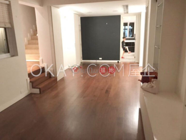 Lovely penthouse with rooftop & parking | For Sale