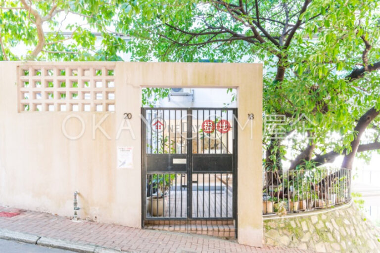 Lovely penthouse with rooftop & parking | For Sale