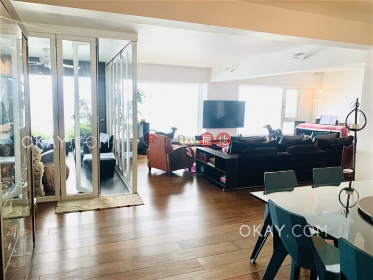 Exquisite 2 bedroom with balcony & parking | Rental