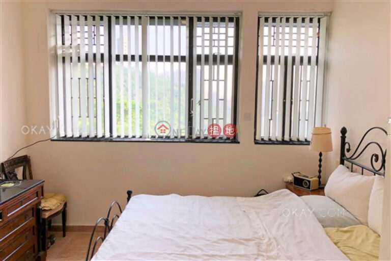 Luxurious penthouse with balcony & parking | For Sale