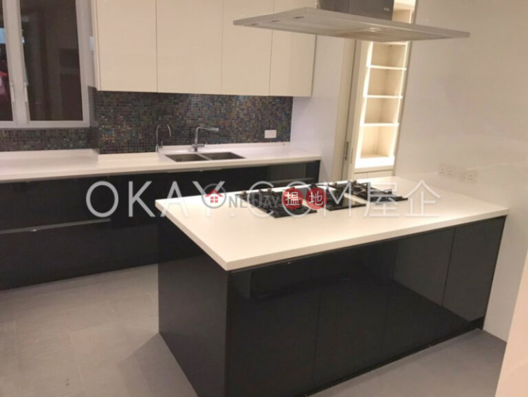 Lovely penthouse with rooftop & parking | For Sale