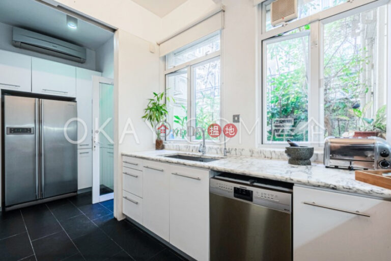 Beautiful 3 bedroom with balcony & parking | Rental