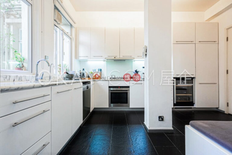 Beautiful 3 bedroom with balcony & parking | Rental