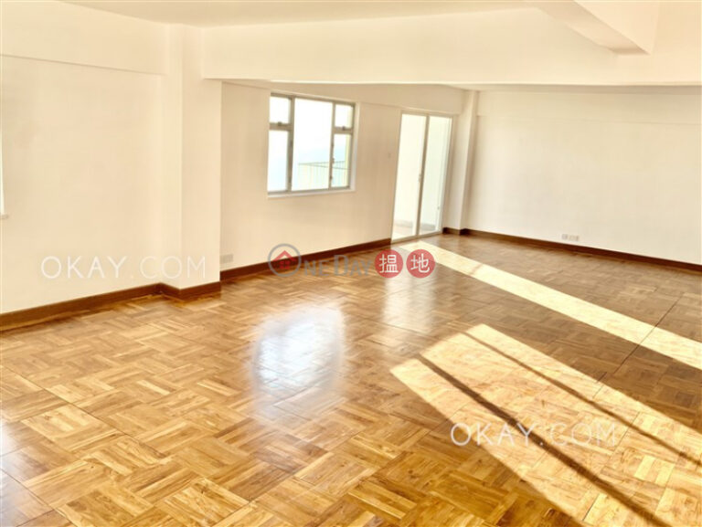 Efficient 3 bedroom with sea views, balcony | Rental