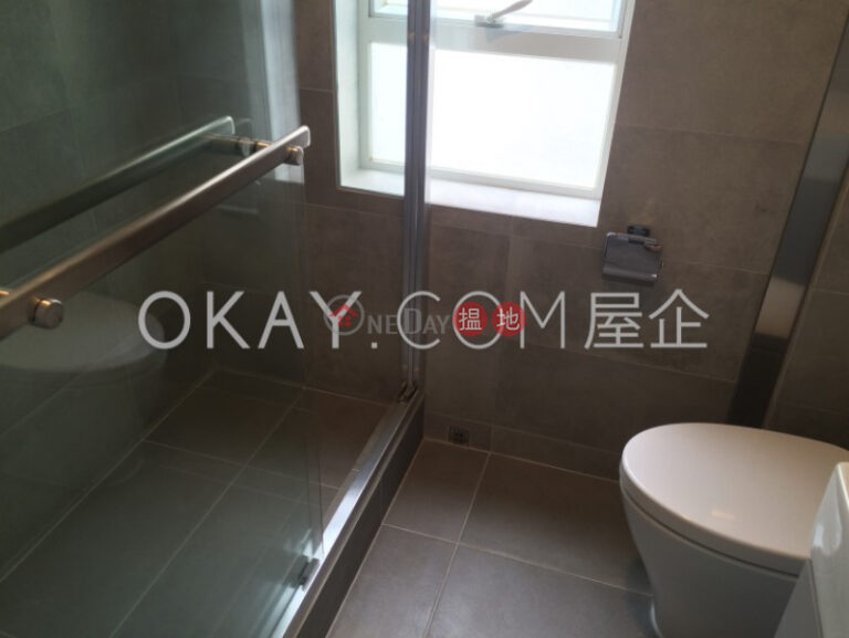 Efficient 3 bed on high floor with balcony & parking | Rental