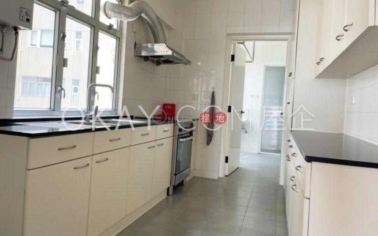 Efficient 4 bedroom with sea views, balcony | Rental