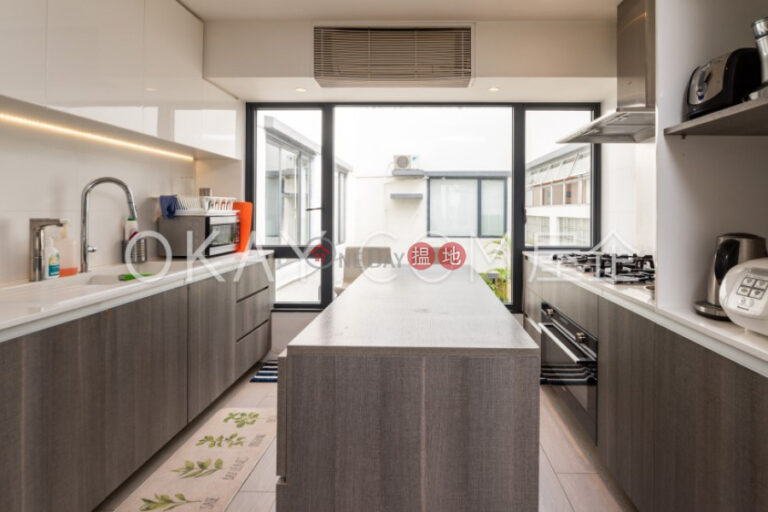 Stylish 3 bed on high floor with sea views & rooftop | For Sale