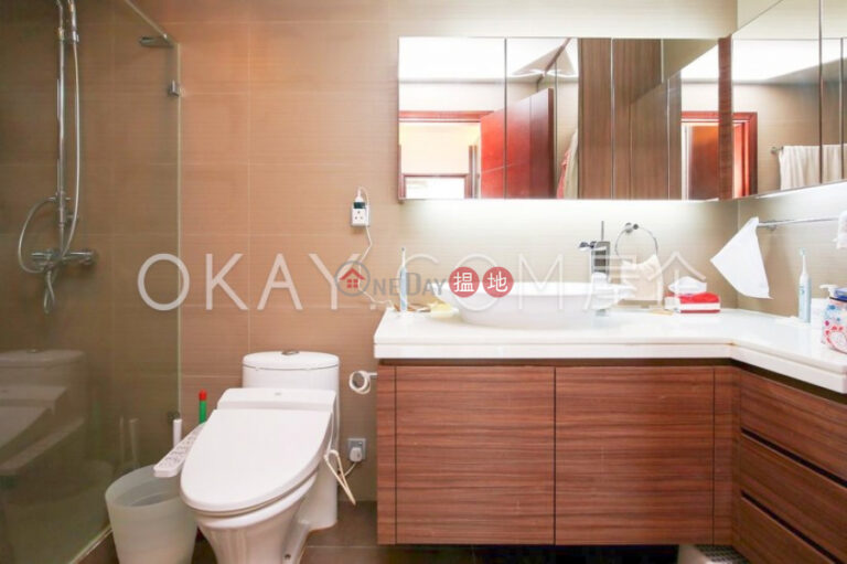 Rare 3 bedroom on high floor with sea views & rooftop | For Sale