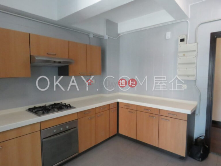 Popular 3 bedroom on high floor with balcony & parking | Rental