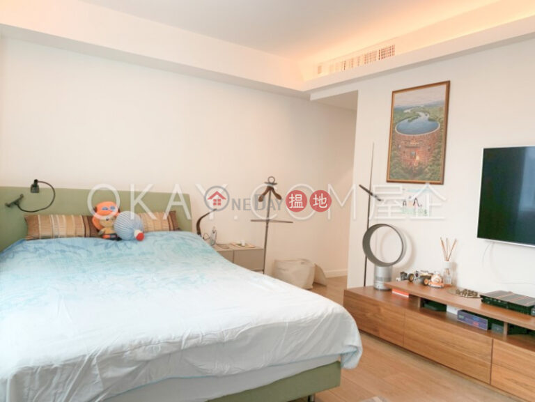 Lovely 4 bedroom with sea views, rooftop & balcony | For Sale