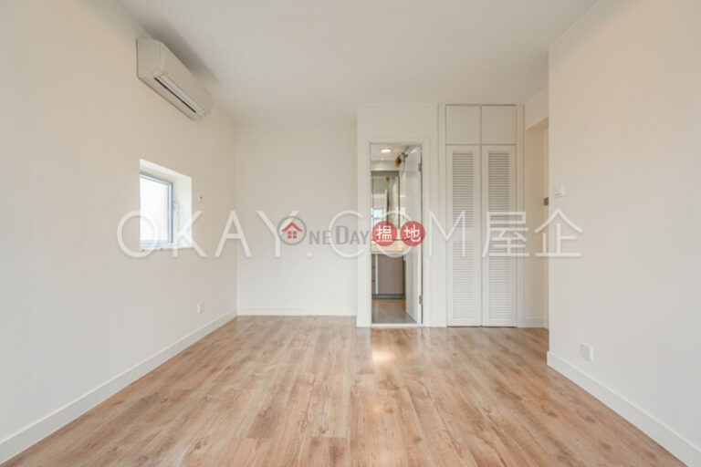 Charming penthouse with rooftop & parking | For Sale