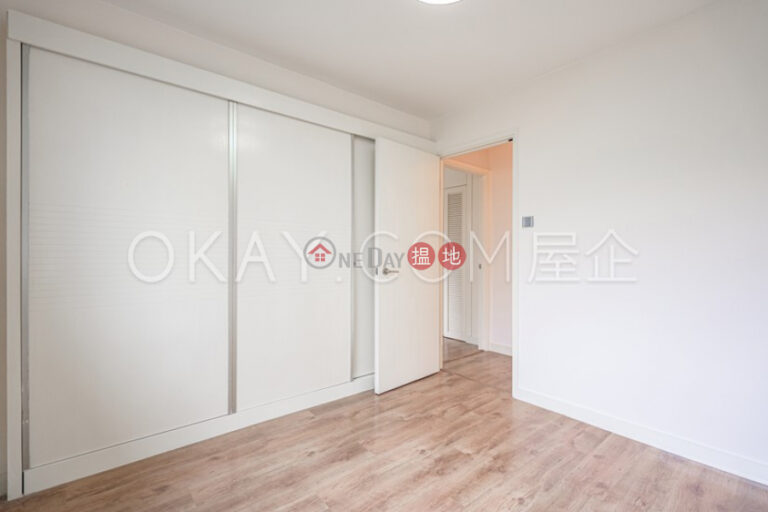 Charming penthouse with rooftop & parking | For Sale