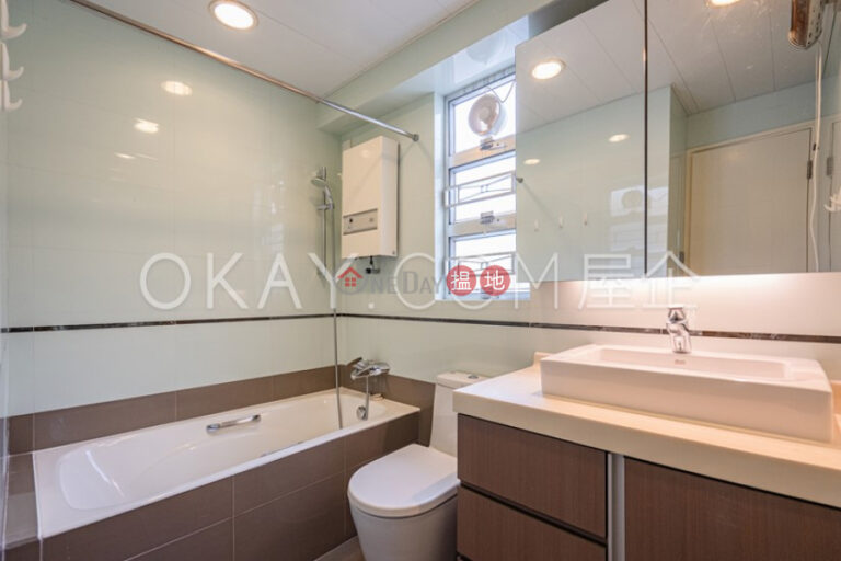 Charming penthouse with rooftop & parking | For Sale