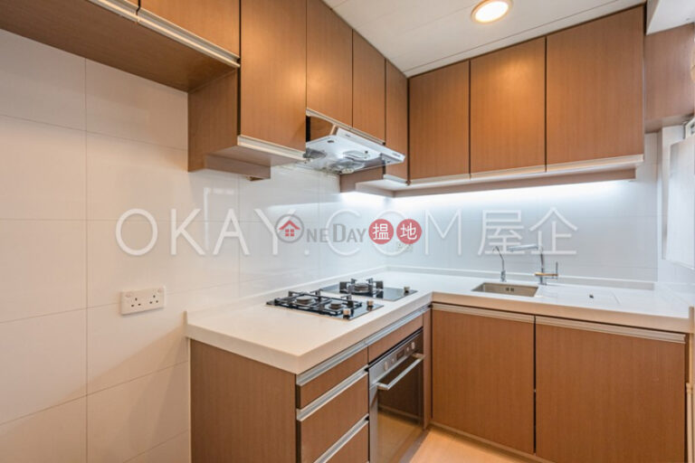 Charming penthouse with rooftop & parking | For Sale