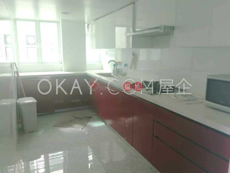 Beautiful 3 bedroom with balcony & parking | Rental