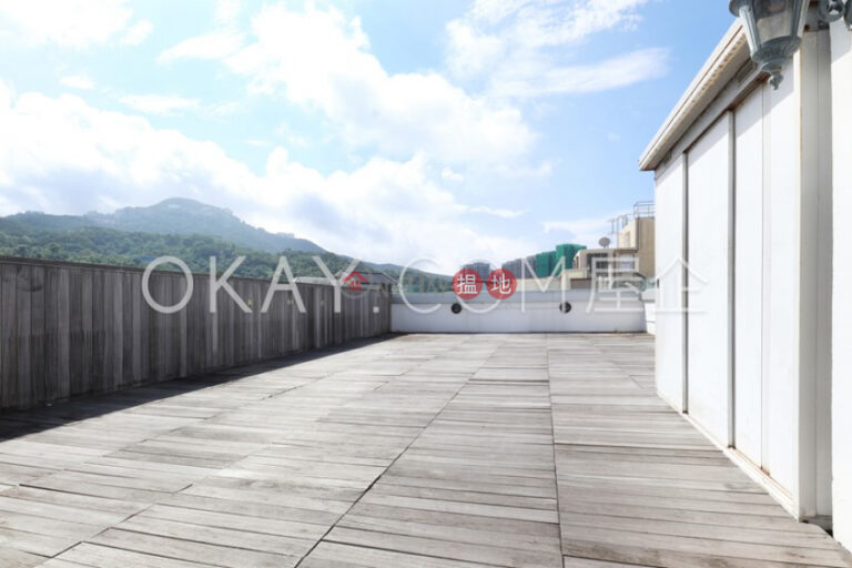 Charming penthouse with rooftop & parking | For Sale