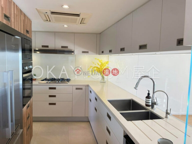 Nicely kept 3 bedroom with balcony & parking | Rental