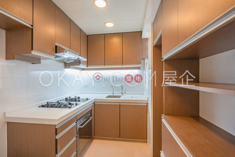 Charming penthouse with rooftop & parking | For Sale