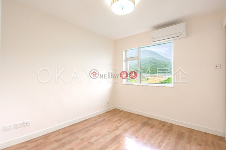 Charming penthouse with rooftop & parking | For Sale