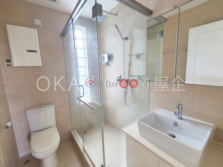 Tasteful 3 bedroom on high floor with balcony & parking | For Sale