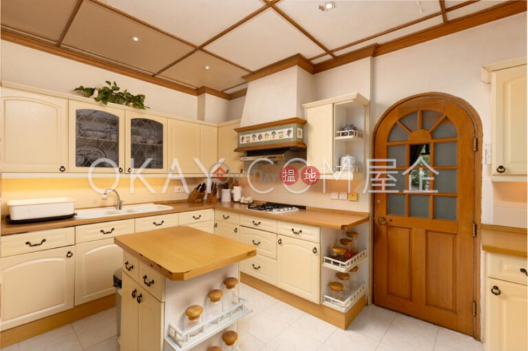 Efficient 6 bedroom with terrace & parking | For Sale