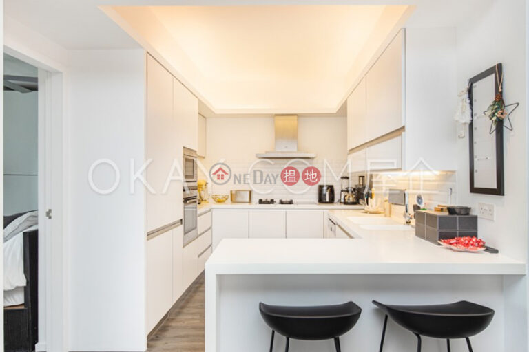 Charming 3 bedroom with sea views & balcony | For Sale