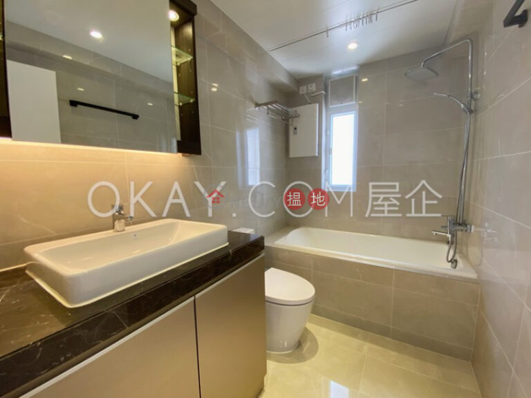 Nicely kept 2 bedroom with balcony & parking | Rental