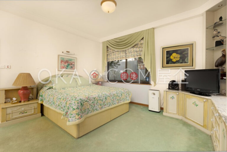 Efficient 6 bedroom with terrace & parking | For Sale