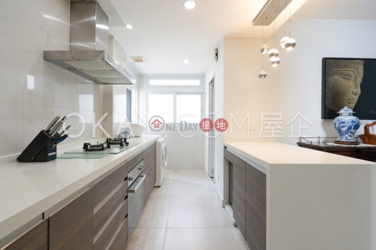 Beautiful 2 bedroom with balcony & parking | Rental